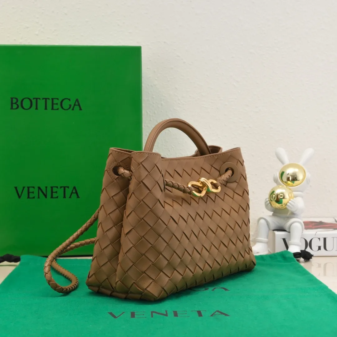 Batch 1860 B's 2023 spring and summer new model continues the brand's woven style with detailed metal knot switch buckles. This time, the shoulder straps are also made into tube weaves, showing different craftsmanship. The carrying method is versatile to create more different looks. Intrecciato woven leather small handbag, equipped with sliding crossbody strap. Internal compartments, including 1 zipper pocket and 2 open pockets with magnetic buckle closure. Size: 25*20*10cm, model: 7463#